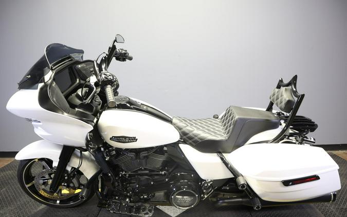 2024 Harley-Davidson Road Glide White Onyx Pearl - Black Finish