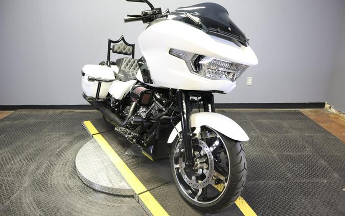 2024 Harley-Davidson Road Glide White Onyx Pearl - Black Finish
