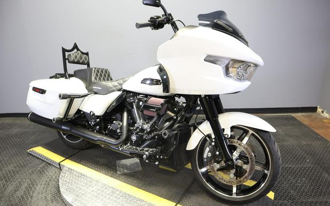 2024 Harley-Davidson Road Glide White Onyx Pearl - Black Finish