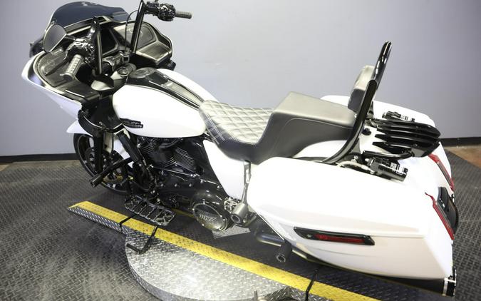 2024 Harley-Davidson Road Glide White Onyx Pearl - Black Finish