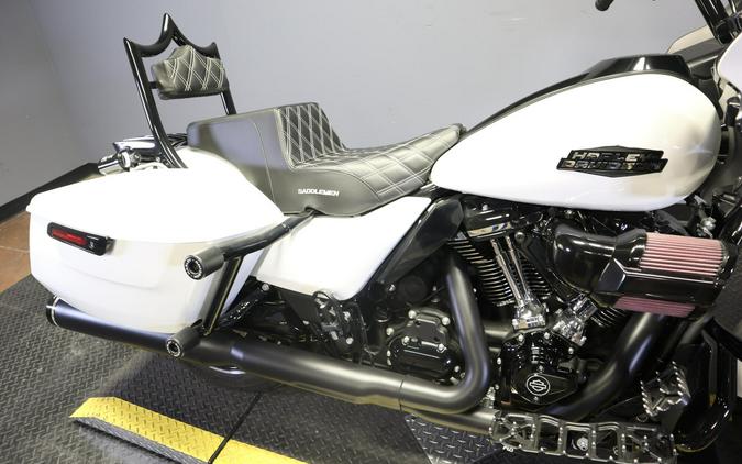 2024 Harley-Davidson Road Glide White Onyx Pearl - Black Finish