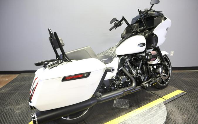 2024 Harley-Davidson Road Glide White Onyx Pearl - Black Finish