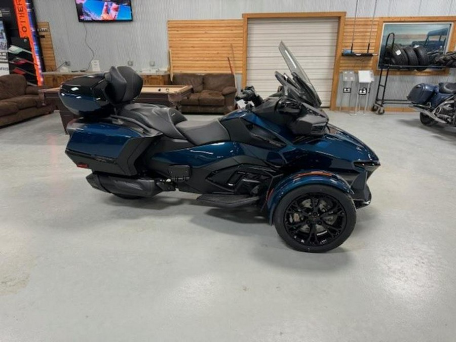 2024 Can-Am® Spyder RT Limited Dark Wheels