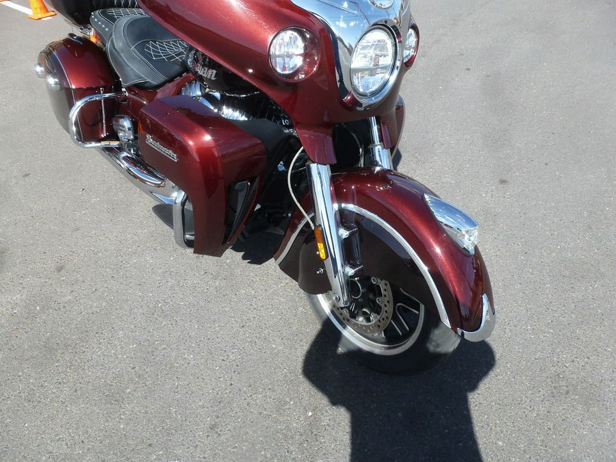 2021 Indian Motorcycle® Roadmaster® Maroon Metallic/Crimson Metallic