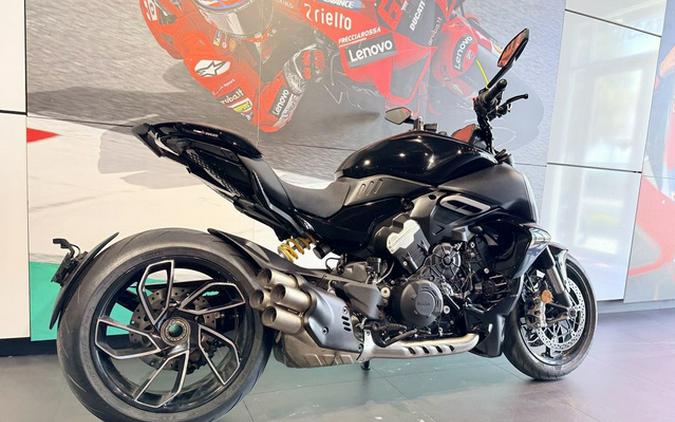 2025 Ducati Diavel V4 Thrilling Black