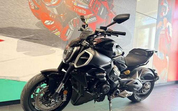 2025 Ducati Diavel V4 Thrilling Black