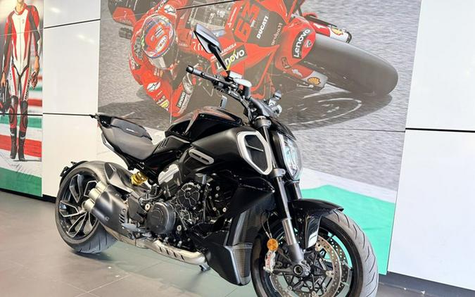 2025 Ducati Diavel V4 Thrilling Black