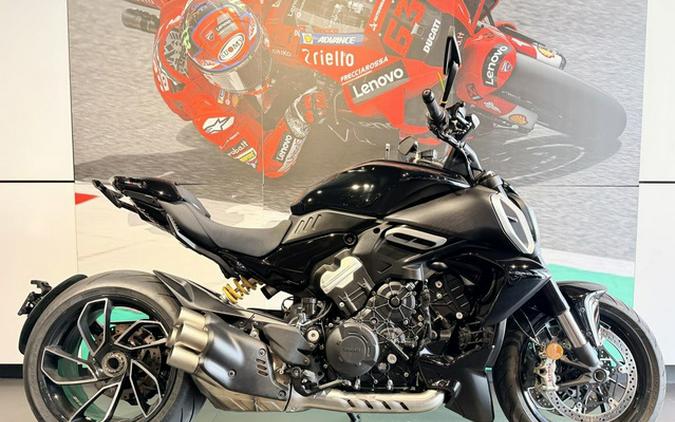 2025 Ducati Diavel V4 Thrilling Black