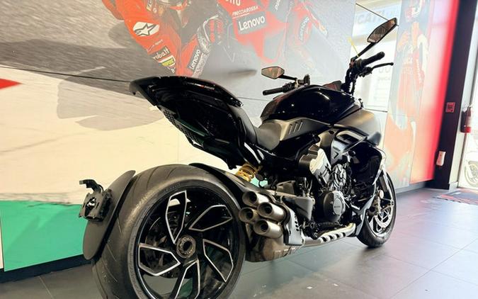 2025 Ducati Diavel V4 Thrilling Black