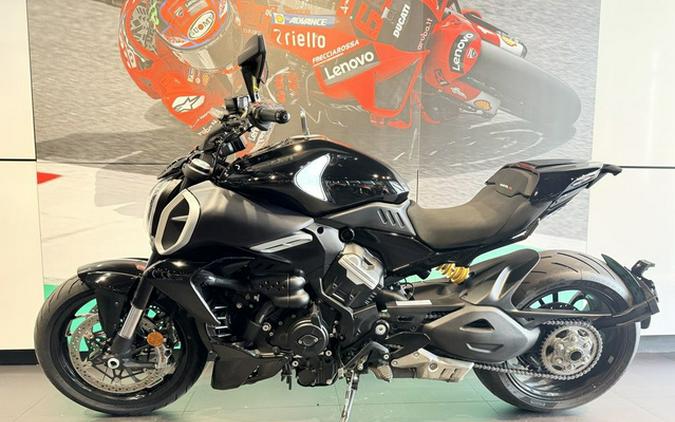 2025 Ducati Diavel V4 Thrilling Black