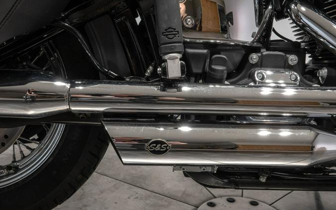 2021 HARLEY-DAVIDSON FLHC HERITAGE CLASSIC in Midnight Crimson/Stonewashed White Pearl
