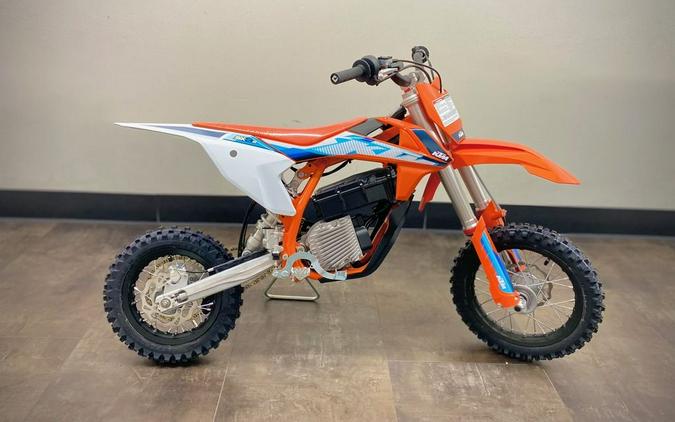 2023 KTM SX-E 3 First Look [Just In Time For Christmas]