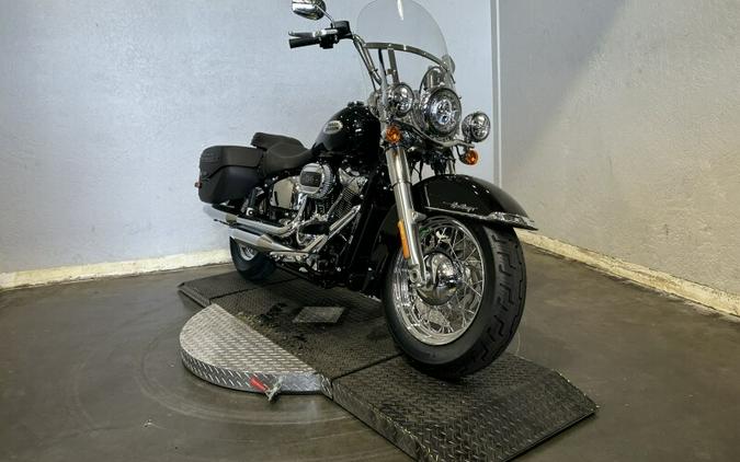 Harley-Davidson Heritage Classic 2024 FLHCS 84385817 VIVID BLACK W/ PINSTRIPE
