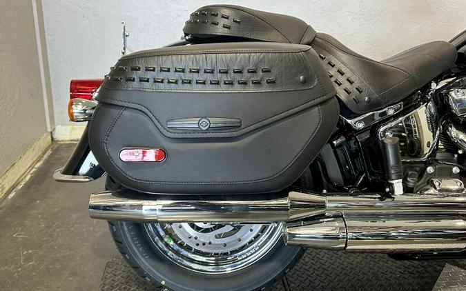 Harley-Davidson Heritage Classic 2024 FLHCS 84385817 VIVID BLACK W/ PINSTRIPE