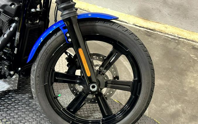 Harley-Davidson® Street Bob™ 114 2024 FXBBS 020036T BLUE BURST