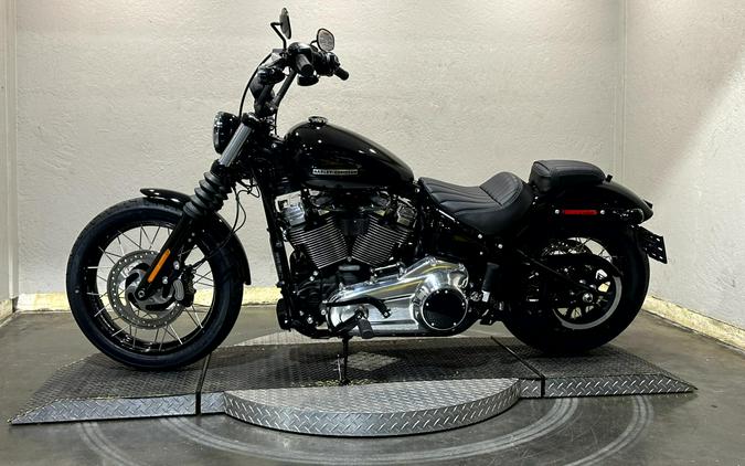2026 Harley-Davidson® Street Bob® VIVID BLACK