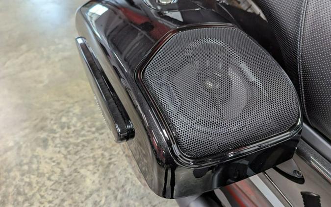 2026 Indian Challenger Dark Horse Signature Series Abyss Metallic / Red Allert