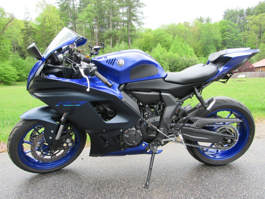 2023 Yamaha R7 WITH QUICK SHIFTER AND FULL CARBON FIBER EXHAUST