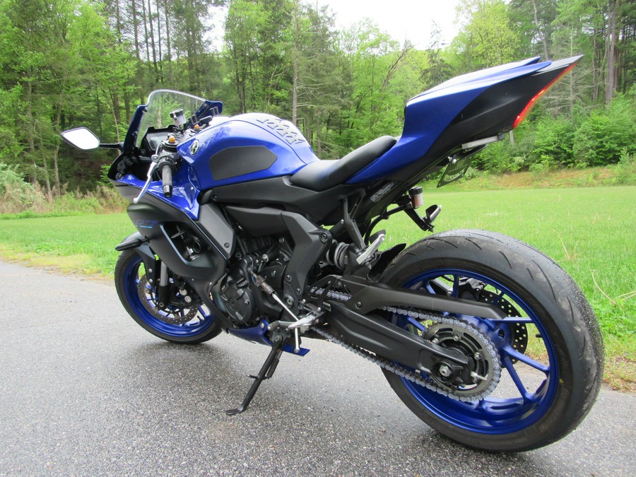 2023 Yamaha R7 WITH QUICK SHIFTER AND FULL CARBON FIBER EXHAUST