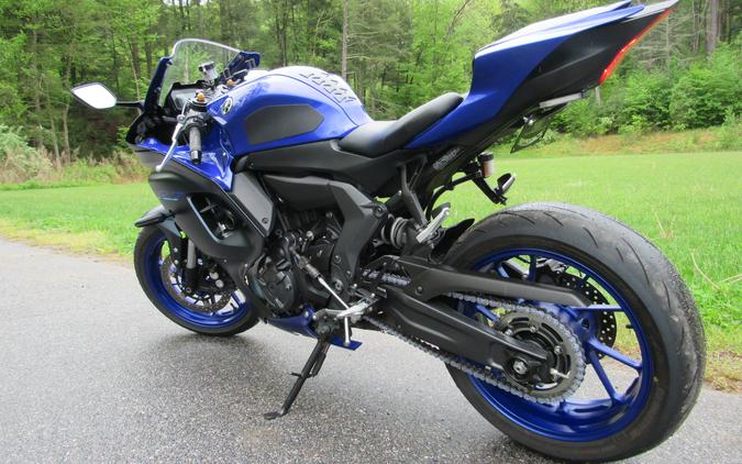 2023 Yamaha R7 WITH QUICK SHIFTER AND FULL CARBON FIBER EXHAUST