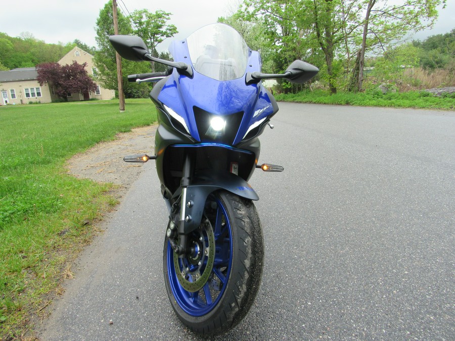 2023 Yamaha R7 WITH QUICK SHIFTER AND FULL CARBON FIBER EXHAUST