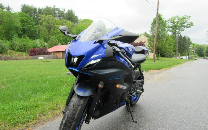 2023 Yamaha R7 WITH QUICK SHIFTER AND FULL CARBON FIBER EXHAUST