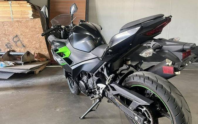 2023 Kawasaki Ninja® 400 Matrix Camo Gray/Metallic Matte Carbon Gray