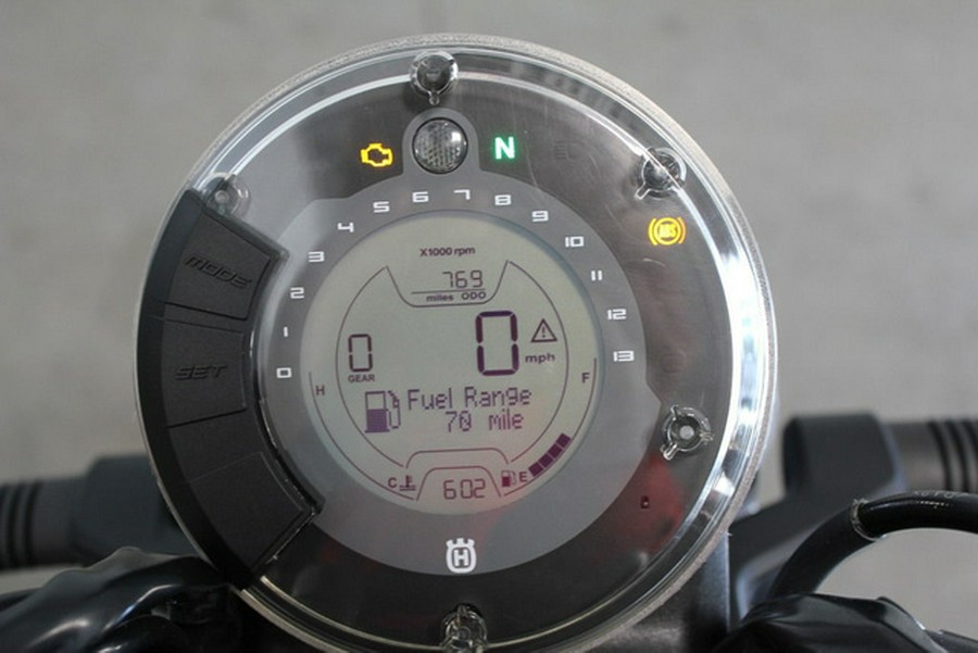 2023 Husqvarna SVARTPILEN 401