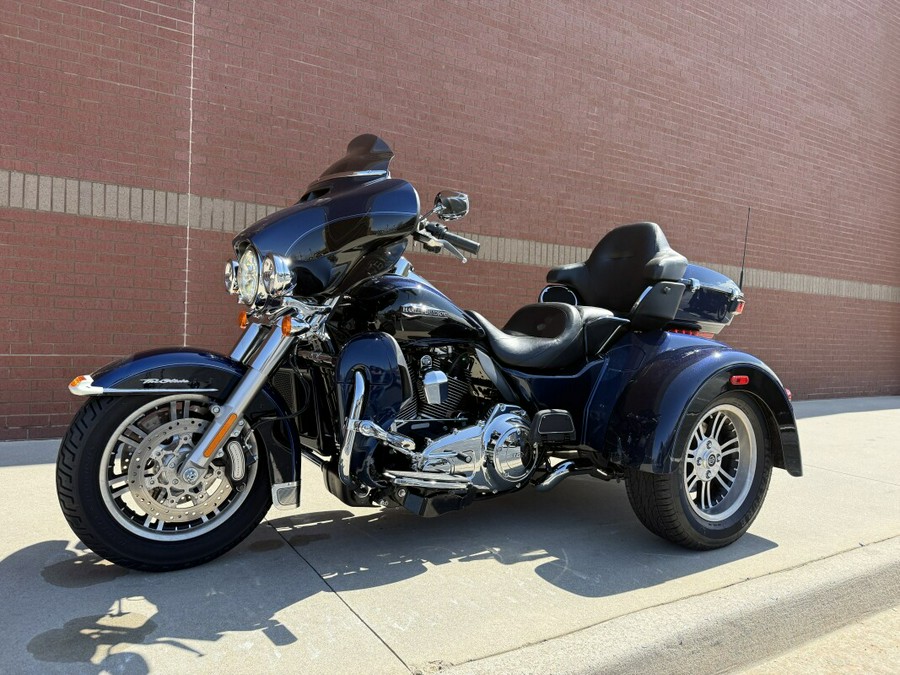 2014 Harley-Davidson® Tri Glide® Ultra Big Blue Pearl/Vivid Black