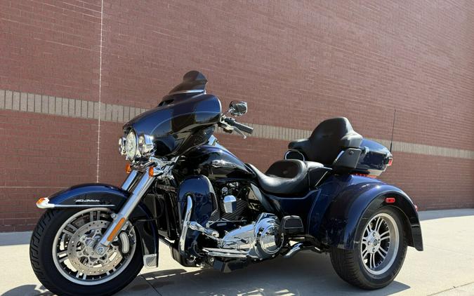2014 Harley-Davidson® Tri Glide® Ultra Big Blue Pearl/Vivid Black