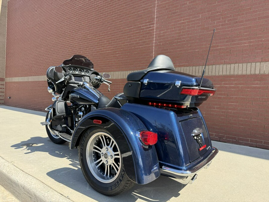 2014 Harley-Davidson® Tri Glide® Ultra Big Blue Pearl/Vivid Black
