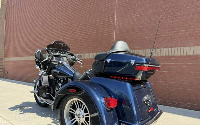 2014 Harley-Davidson® Tri Glide® Ultra Big Blue Pearl/Vivid Black