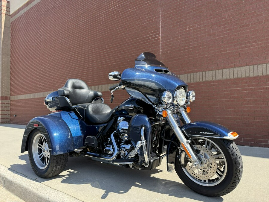 2014 Harley-Davidson® Tri Glide® Ultra Big Blue Pearl/Vivid Black