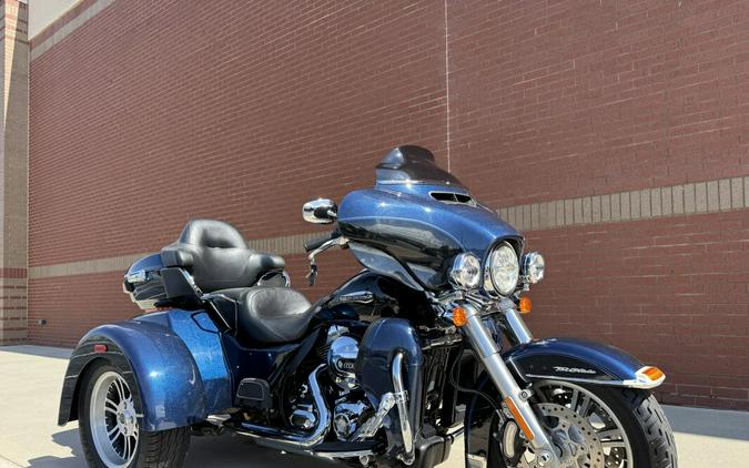 2014 Harley-Davidson® Tri Glide® Ultra Big Blue Pearl/Vivid Black