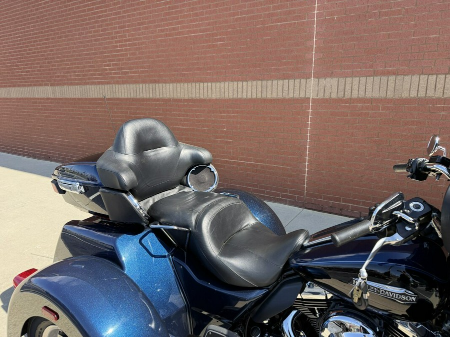 2014 Harley-Davidson® Tri Glide® Ultra Big Blue Pearl/Vivid Black