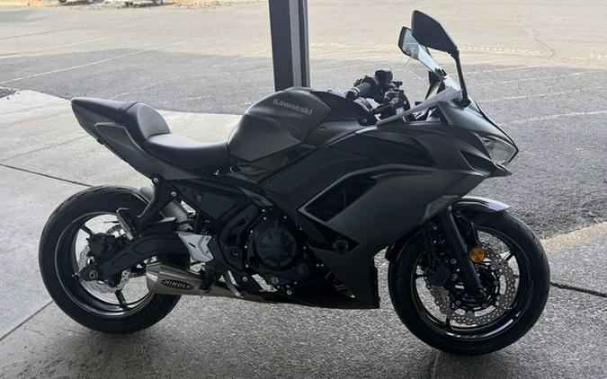 2023 Kawasaki Ninja 650 Metallic Matte Graphenesteel Gray/Ebony KRT Edition
