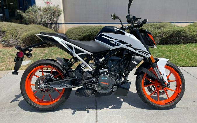 2020 KTM 200 Duke Review: Urban Motorcycle (15 Fast Facts)