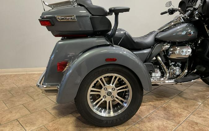 2022 Harley-Davidson® FLHTCUTG Tri Glide® Ultra Gauntlet Gray Metallic/Vivid Black
