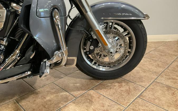 2022 Harley-Davidson® FLHTCUTG Tri Glide® Ultra Gauntlet Gray Metallic/Vivid Black
