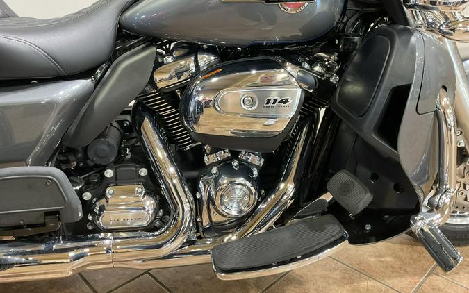 2022 Harley-Davidson® FLHTCUTG Tri Glide® Ultra Gauntlet Gray Metallic/Vivid Black