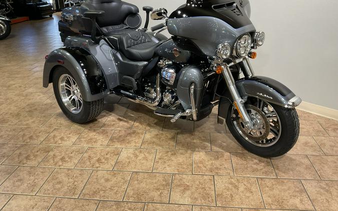 2022 Harley-Davidson® FLHTCUTG Tri Glide® Ultra Gauntlet Gray Metallic/Vivid Black