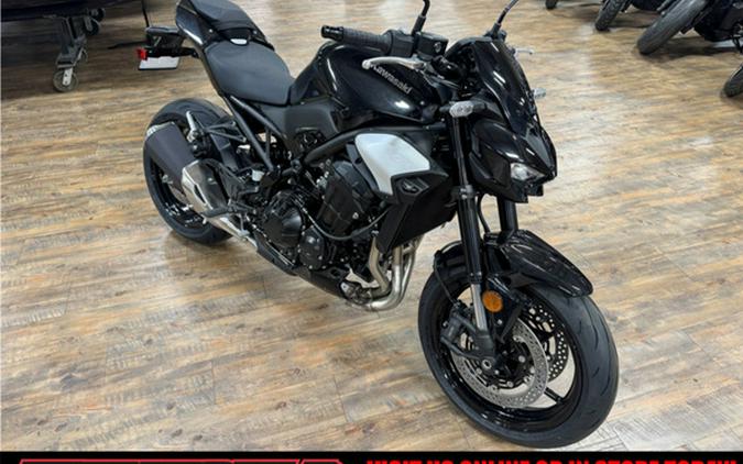 2025 Kawasaki Z900 ABS Metallic Spark Black/Metallic Carbon Gray