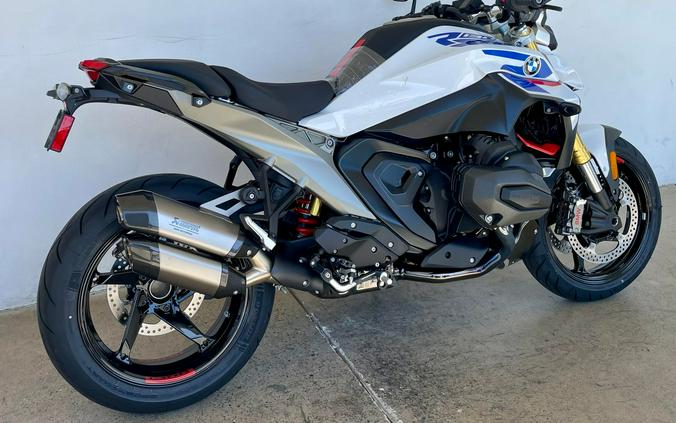 2026 BMW R1300R