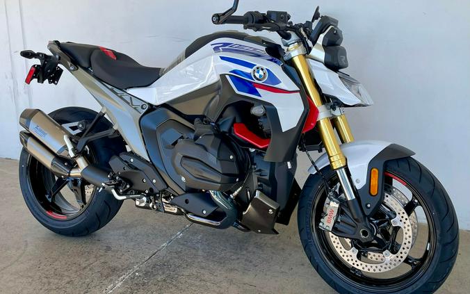 2026 BMW R1300R