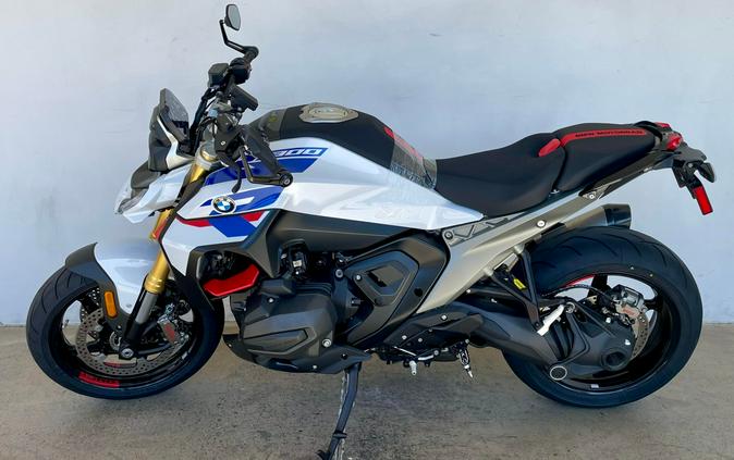 2026 BMW R1300R