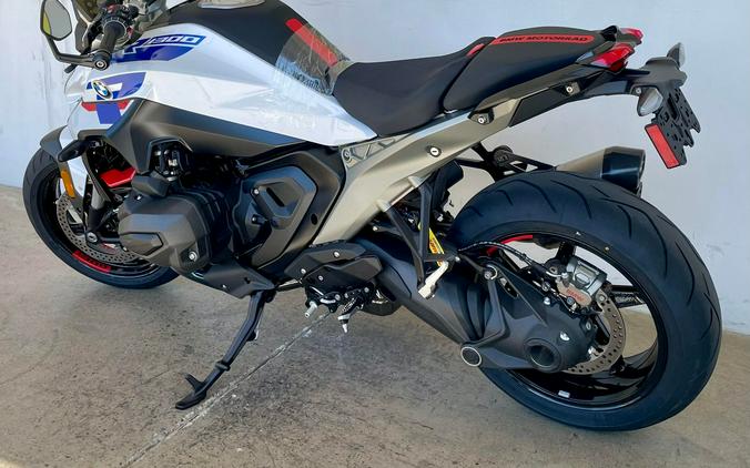 2026 BMW R1300R