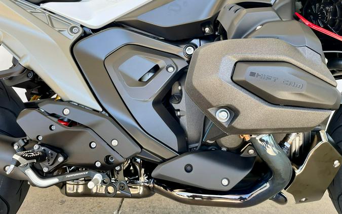 2026 BMW R1300R