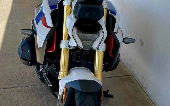2026 BMW R1300R