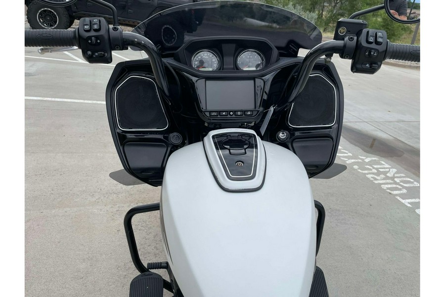 2021 Indian Motorcycle CHALLENGER DARK HORSE, WHITE SMK, 49ST Dark Horse®