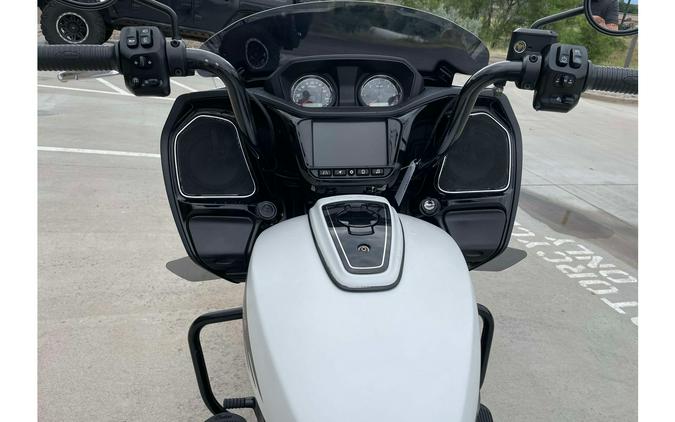 2021 Indian Motorcycle CHALLENGER DARK HORSE, WHITE SMK, 49ST Dark Horse®